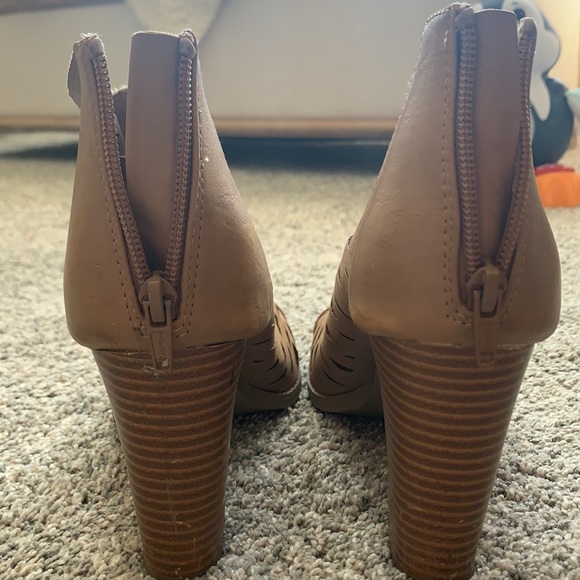 Tan open toe heels - Picture 4 of 5